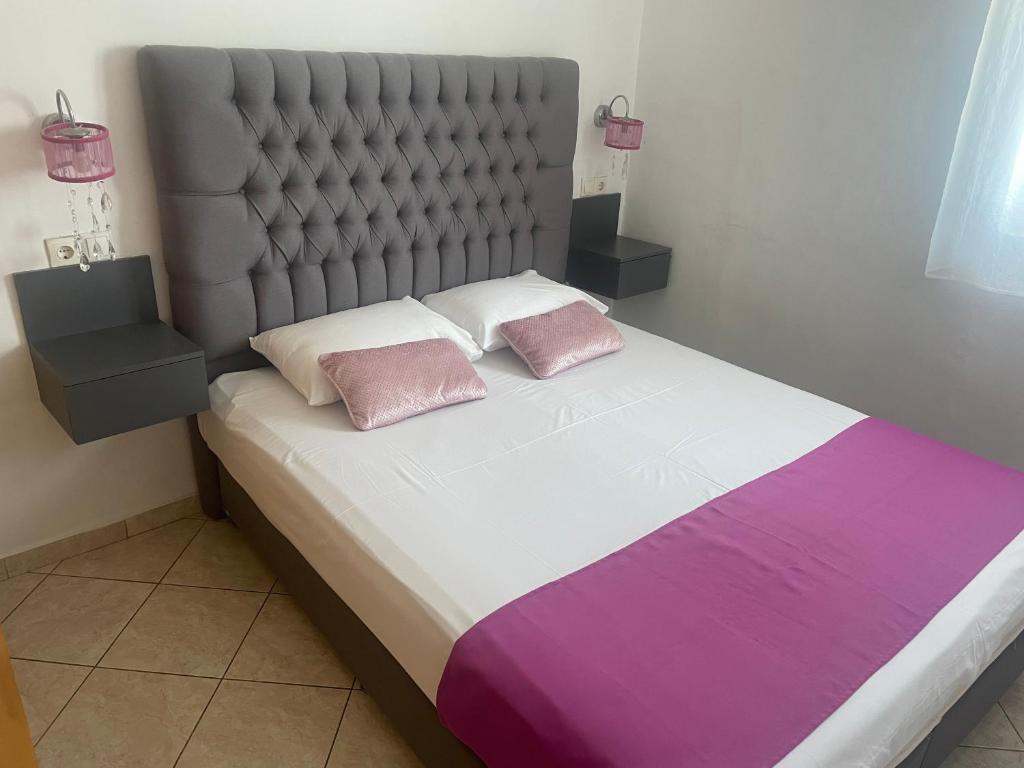 A bed or beds in a room at Julies Studios