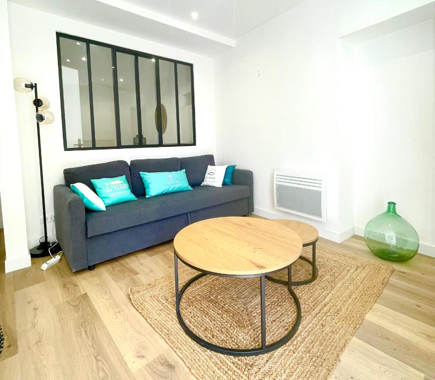 un salon avec un canapé et une table dans l'établissement FANNY - Hyper centre - Wifi - 4 personnes, à Cassis