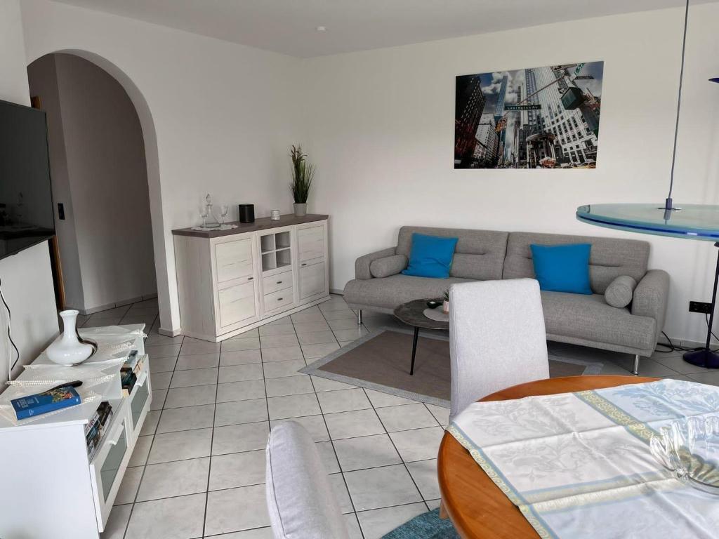 sala de estar con sofá y mesa en Ferienwohnung-Orth-Tor-zum-Sauerland-mit-grosser-Terrasse en Meinerzhagen