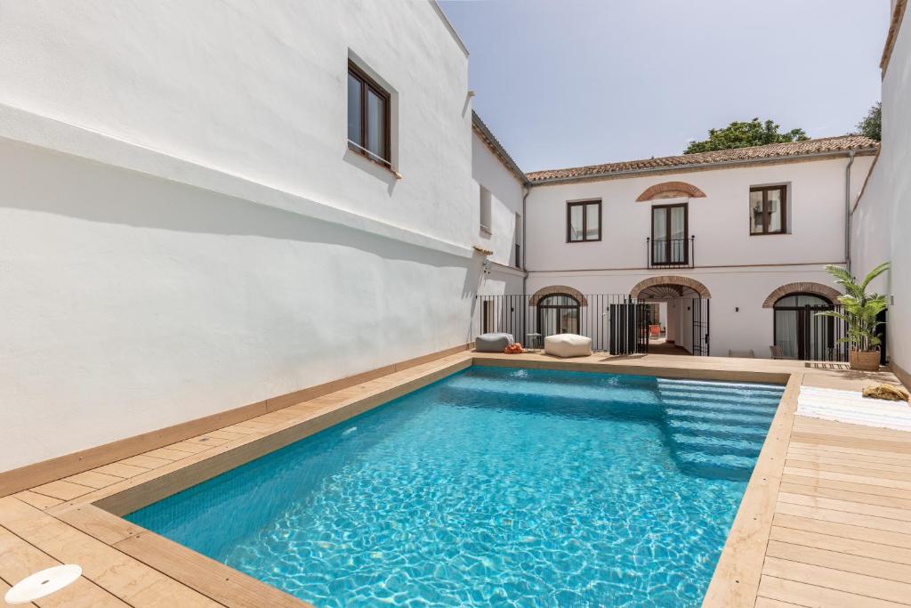 The swimming pool at or close to Líbere Córdoba Patio Santa Marta