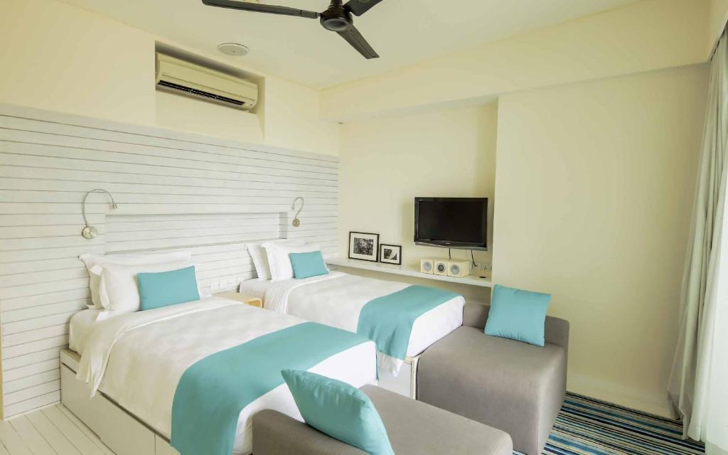 Кровать или кровати в номере Holiday Inn Resort Kandooma Maldives - Kids Stay & Eat Free and DIVE FREE for Certified Divers for a minimum 3 nights stay