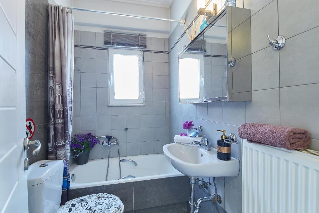 Kúpeľňa v ubytovaní CASA MYRlAM Marousi -View & Private Parking-