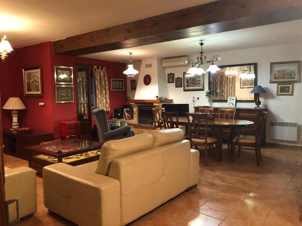 sala de estar con sofá y comedor en Finca El Tossalet, GRAN PISCINA junto al pueblo, en Sella