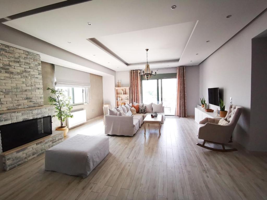 salon z białymi meblami i kominkiem w obiekcie Stylish Apartment close to Kos marina w mieście Kos