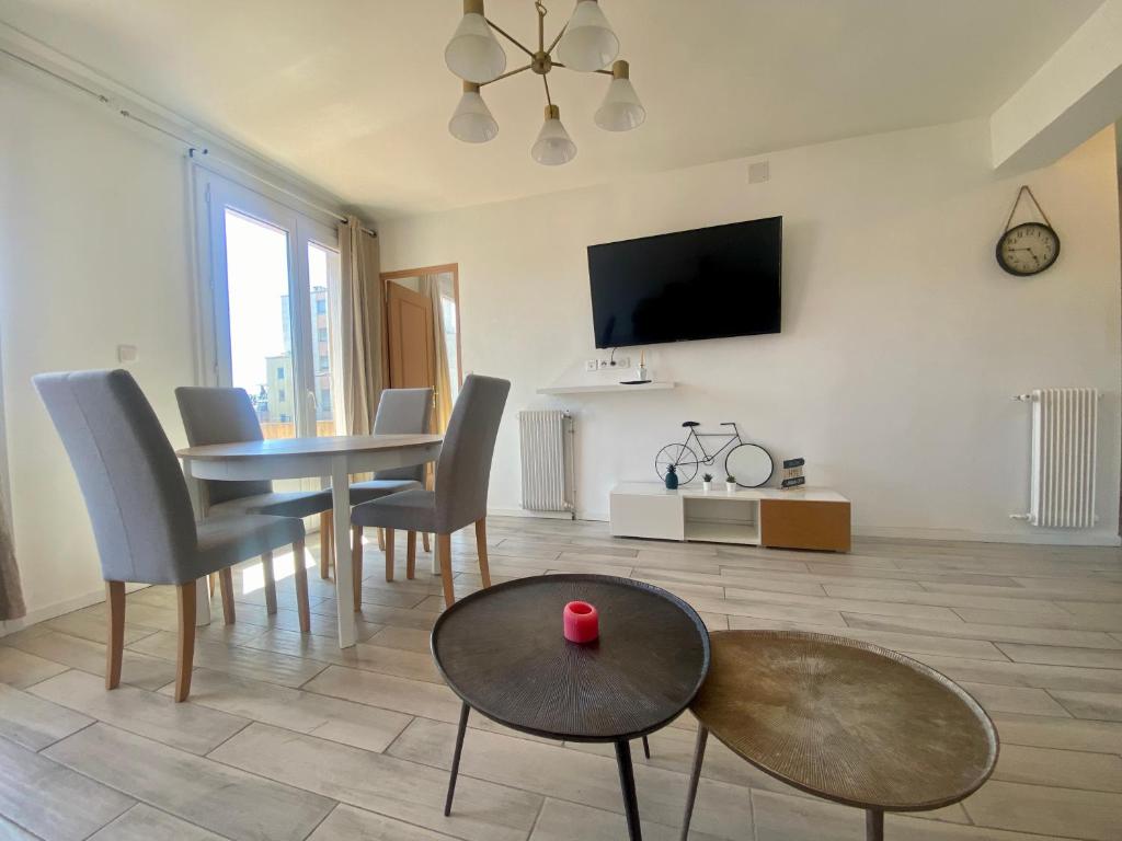 Televízia a/alebo spoločenská miestnosť v ubytovaní Les terrasses d'iéna - 2 chambres avec parking privé
