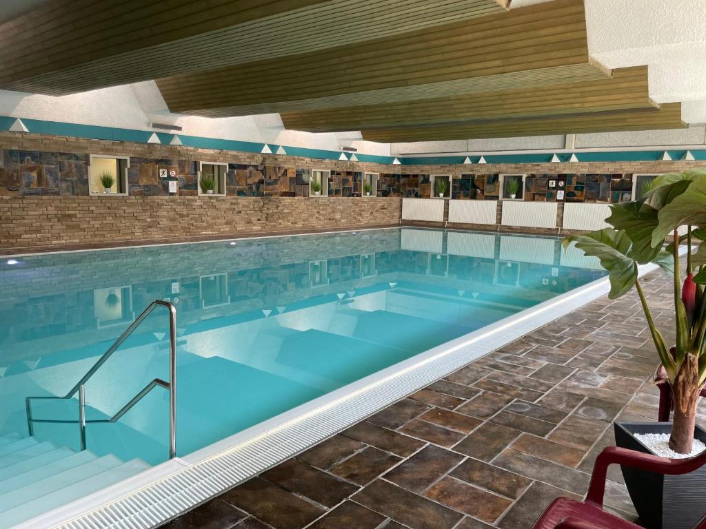 een groot zwembad met blauw water bij Ferienwohnung Memory in Bad Harzburg