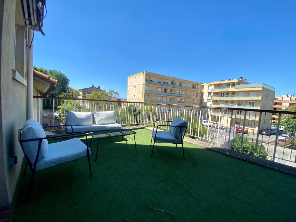 Balkón alebo terasa v ubytovaní Les terrasses d'iéna - 2 chambres avec parking privé