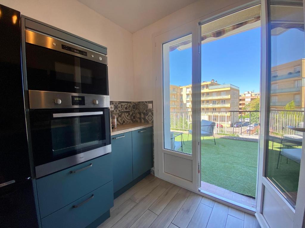 Kuchyňa alebo kuchynka v ubytovaní Les terrasses d'iéna - 2 chambres avec parking privé