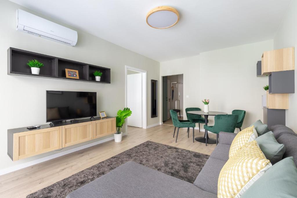 Televízia a/alebo spoločenská miestnosť v ubytovaní Second Home Apartment