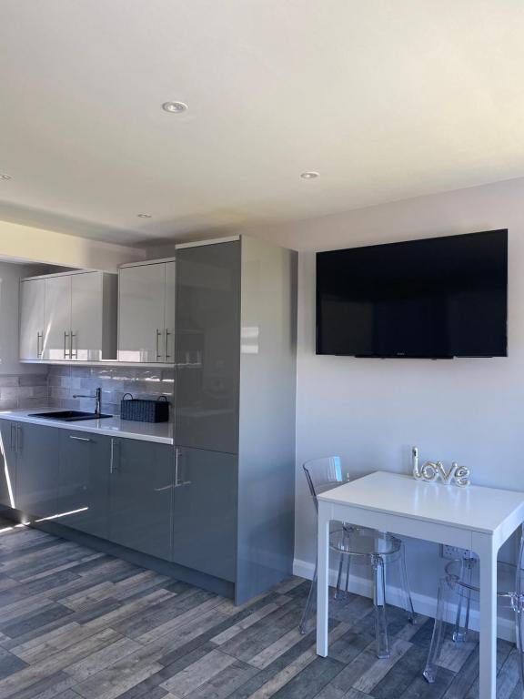 Shore Times Holiday Chalet Parkdean K75 - Housity