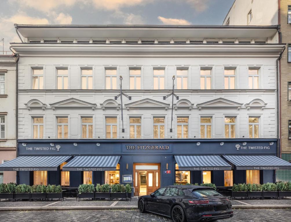 samochód zaparkowany przed budynkiem w obiekcie The Hotel Fitzgerald w Pradze