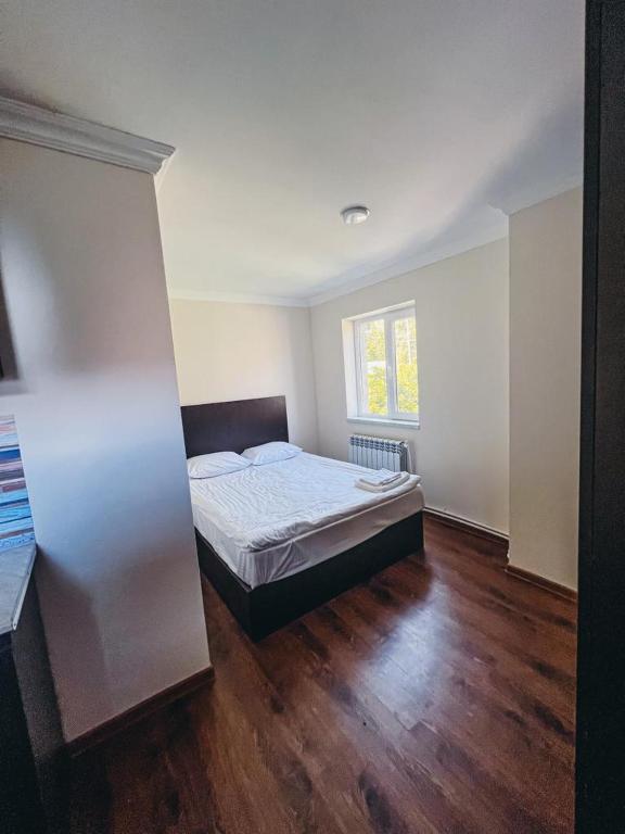 1 dormitorio con cama y ventana en Apartaments Tsaghkadzor en Hrazdan