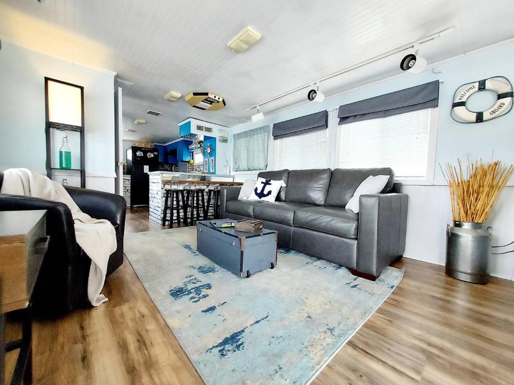 2 Story Houseboat Kayakfish Pets - Housity