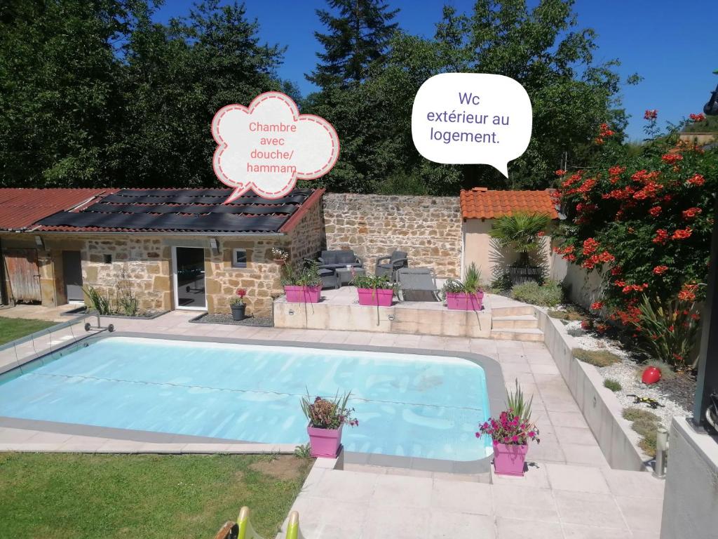 a house with a swimming pool in the yard at La salamandre in Vic-le-Comte