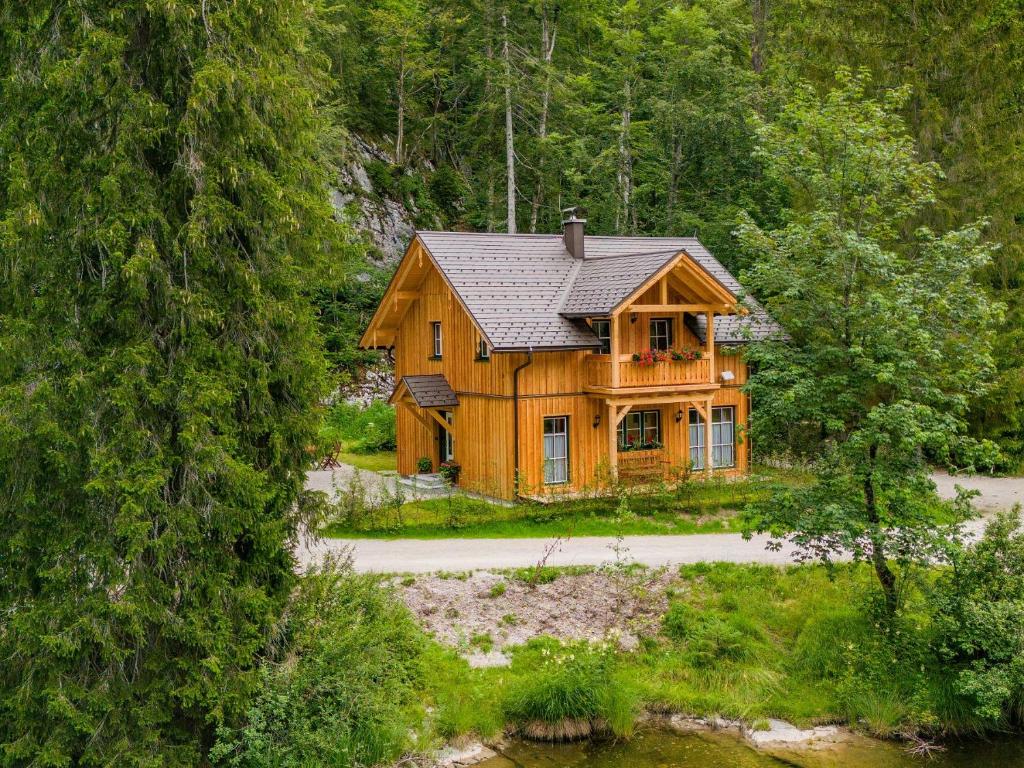 ein Holzhaus mitten im Wald in der Unterkunft Forsthaus Toplitzsee in Gössl