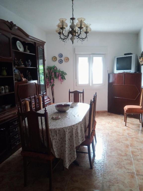 jadalnia ze stołem i krzesłami w obiekcie Piso de 4 habitaciones w mieście O Grove