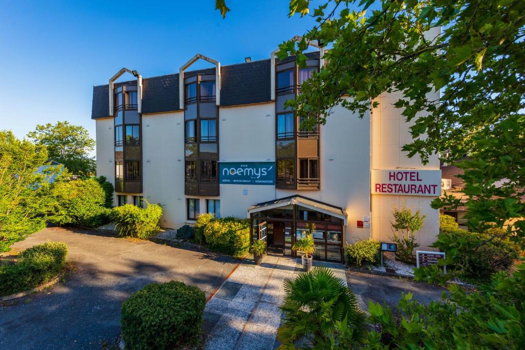 an exterior view of a hotel with a hotel restaurant at Logis Hotel Noemys Brive - Restaurant Le Teinchurier in Brive-la-Gaillarde