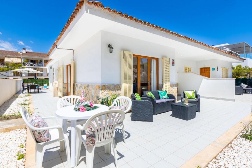 アルクーディアにあるIdeal Property Mallorca - Villa Rosita 12Aのパティオ(テーブル、椅子付)