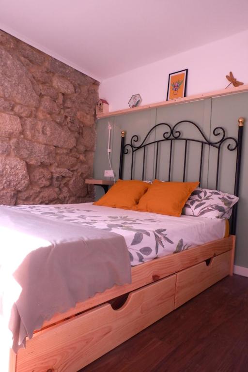 A bed or beds in a room at A casa da Penela