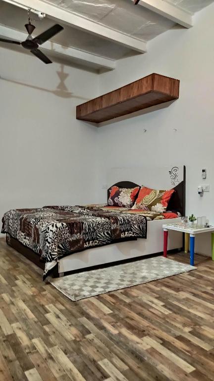 Postel nebo postele na pokoji v ubytování Ira Homestay Mathura - Divine Spiritual Stay