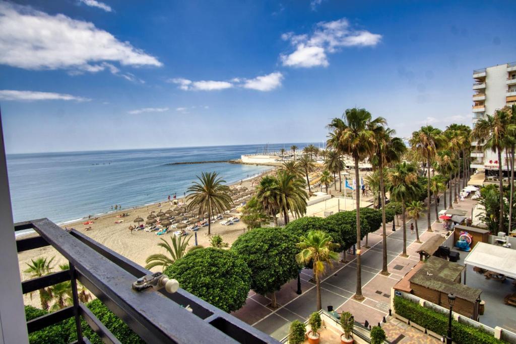 - Balcón de complejo con vistas a la playa en Stunning Apartment on the Beachfront with Sea Views in Marbella Center., en Marbella