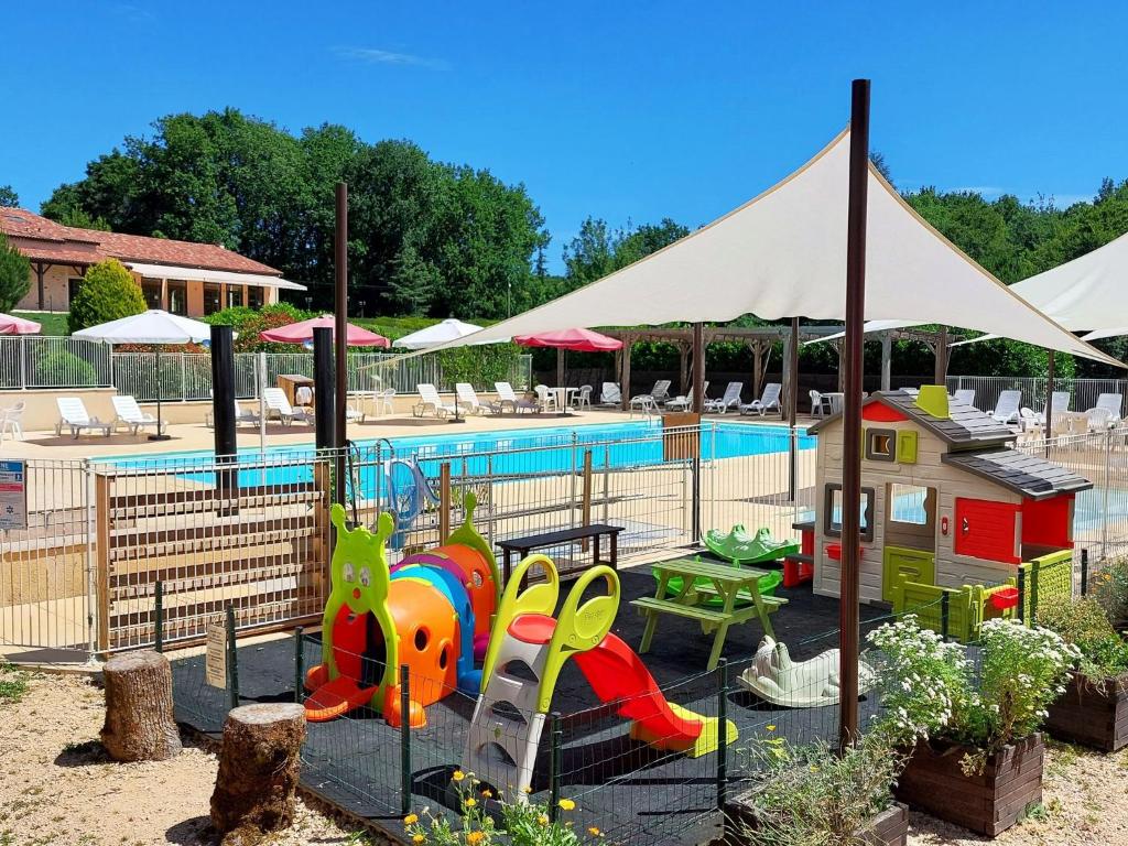 un parque infantil con piscina y zona de juegos en Domaine de Gavaudun en Gavaudun