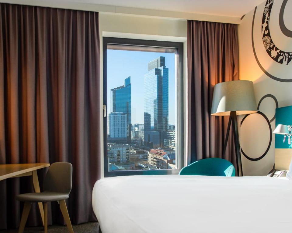 Ein Bett oder Betten in einem Zimmer der Unterkunft Holiday Inn - Warsaw City Centre by IHG