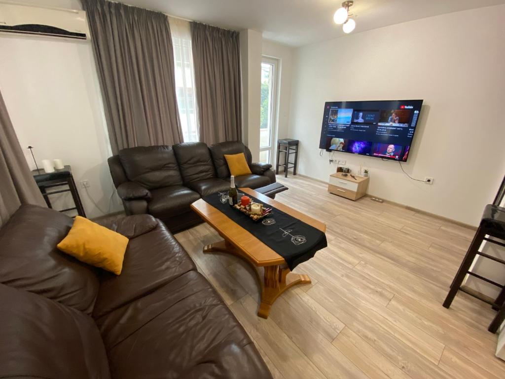 Modern 1BR Apart with Cinema Couch 65 inch TV & Free Steet parking