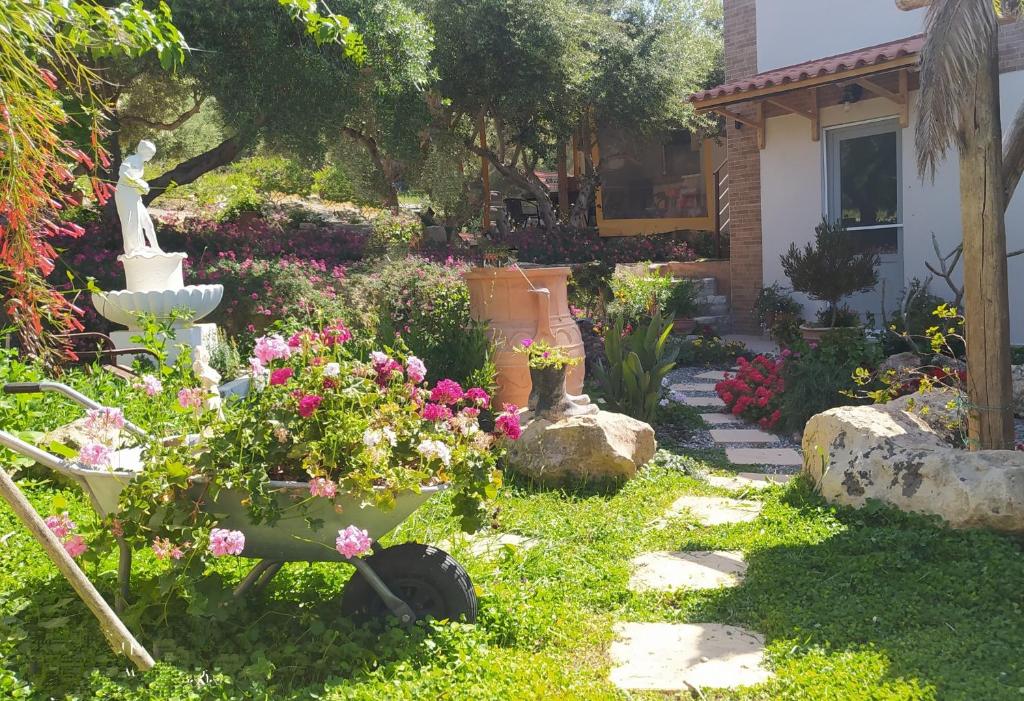 Kebun di luar MyParadise-Farm Villa in the centre of South Crete