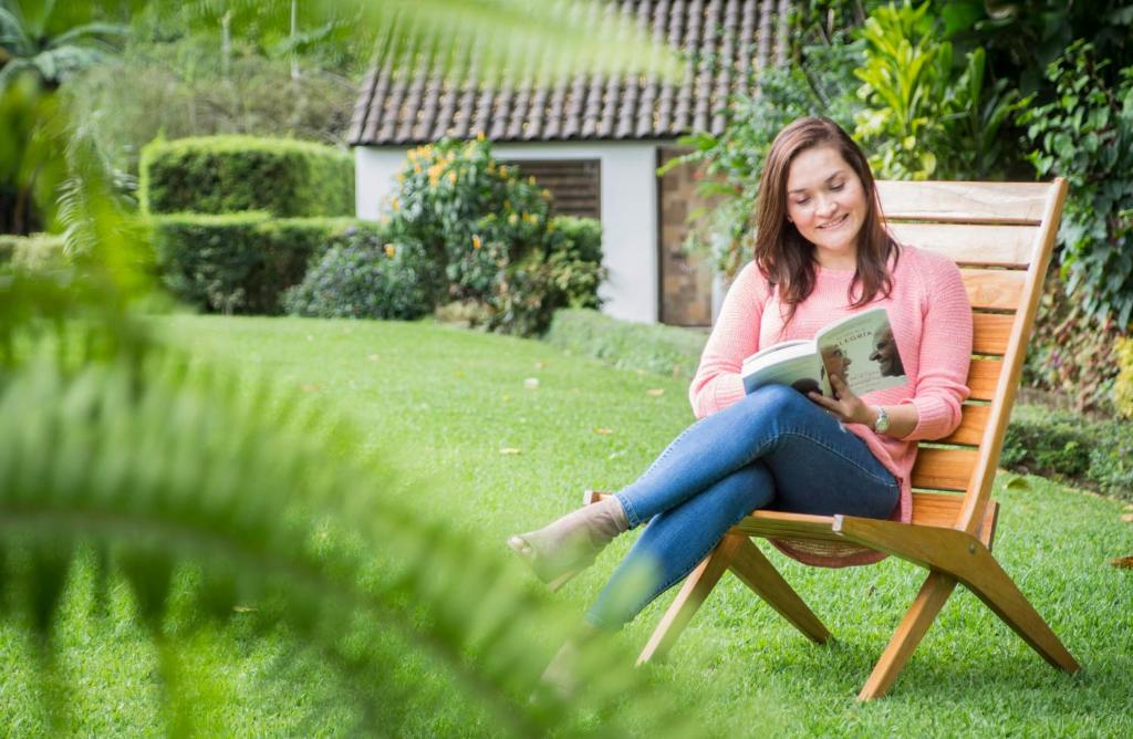 Um jardim no exterior de Hotel Ladera
