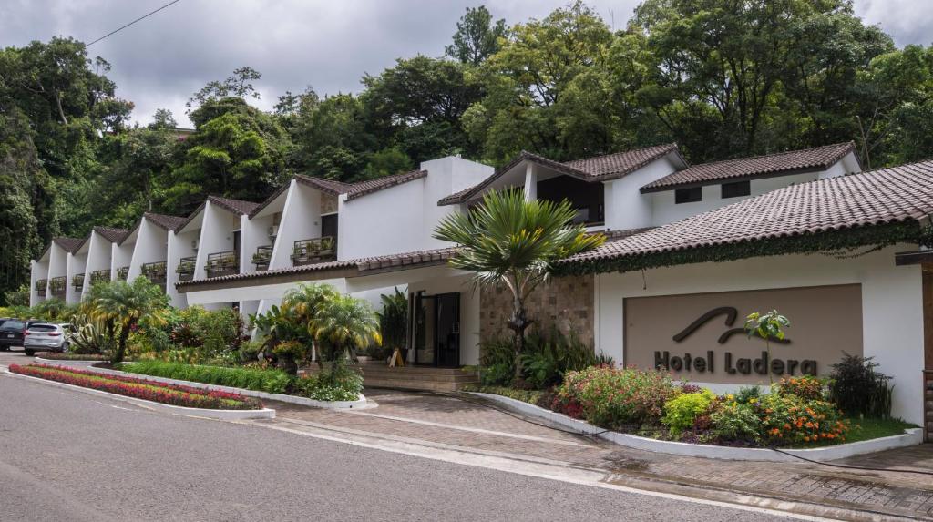 a building with a sign for a hotel at Hotel Ladera in Boquete