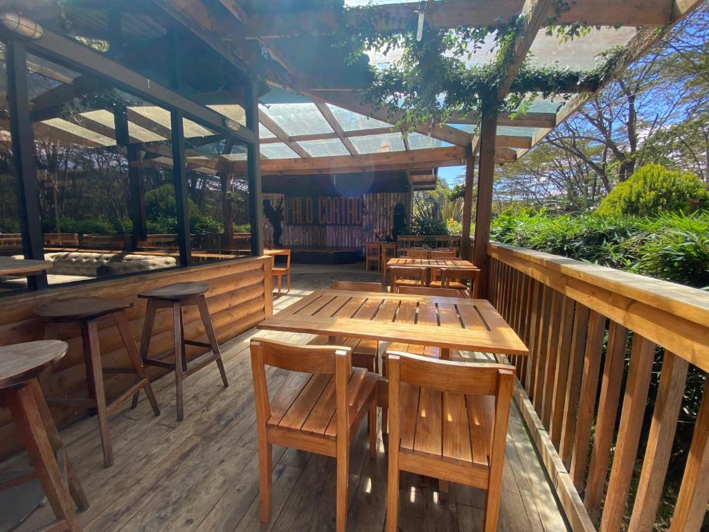 Um restaurante ou outro lugar para comer em Hotel Ladera