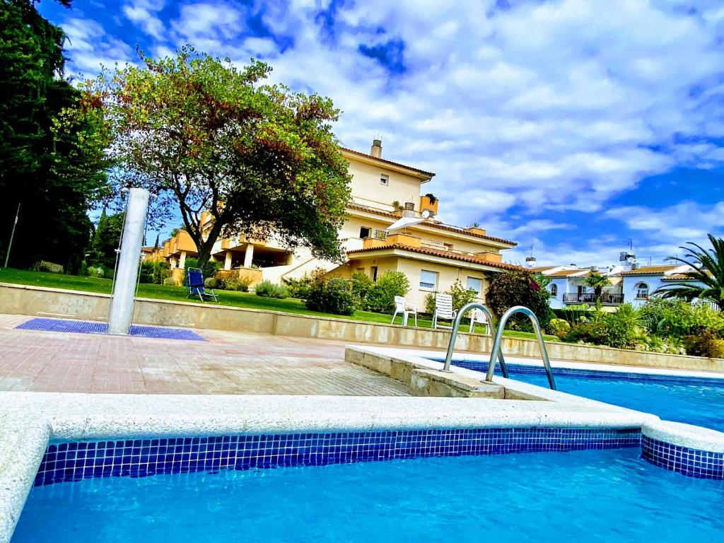uma piscina em frente a uma casa grande em Stil Port Mar Anna em L'Escala