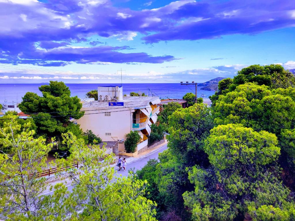 eine Luftansicht eines Hauses mit Meerblick im Hintergrund in der Unterkunft Possidon in Agia Marina