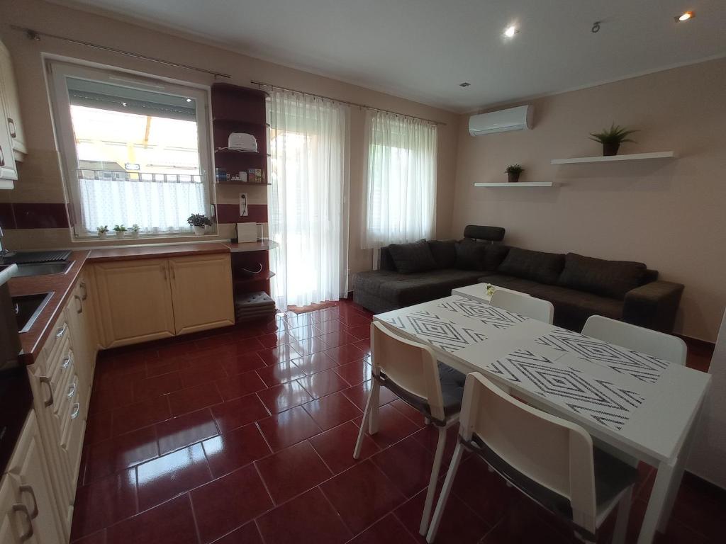 Kuchyň nebo kuchyňský kout v ubytování Budapest Airport Apartment