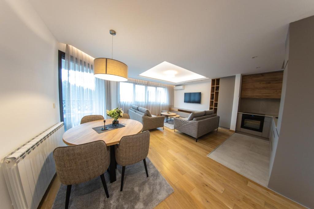 
Apartment with Lake View
