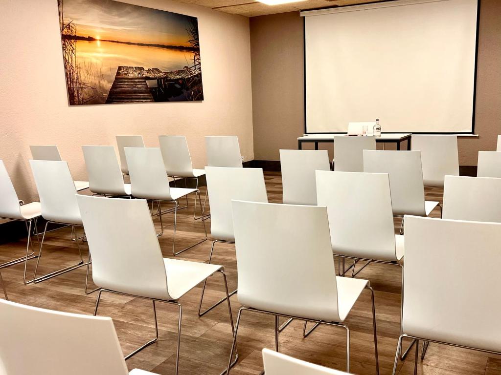 Zona business o sala de conferencias en The Originals City, Hôtel Le Puech, Narbonne