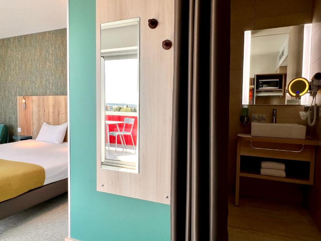 Cama o camas de una habitación en The Originals City, Hôtel Le Puech, Narbonne
