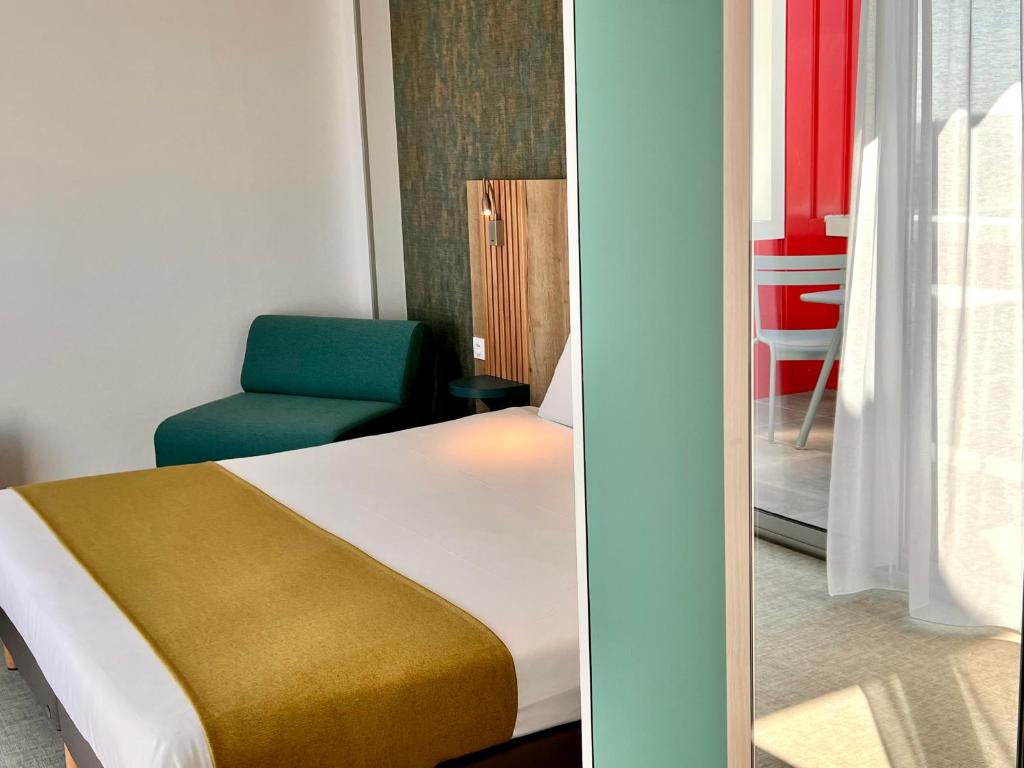 Cama o camas de una habitación en The Originals City, Hôtel Le Puech, Narbonne