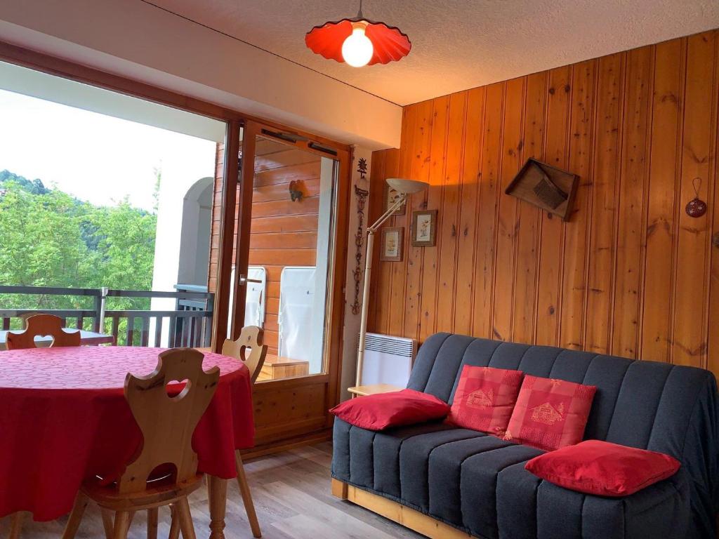 - un salon avec un canapé et une table dans l'établissement Appartement Notre-Dame-de-Bellecombe, 2 pièces, 4 personnes - FR-1-505-101, à Notre-Dame-de-Bellecombe