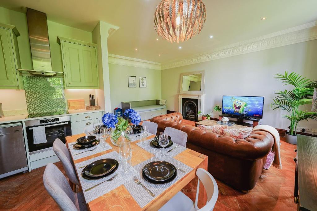 a living room with a table and a couch at Classic Paddington 2-bedroom Apartment in London