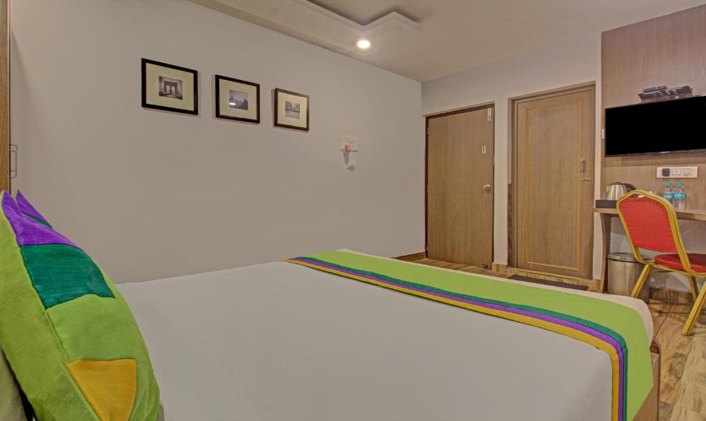 Postel nebo postele na pokoji v ubytování Hotel Royal Crowne near Kolkata Airport