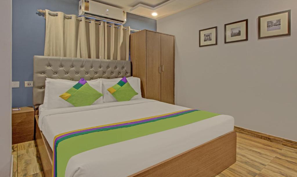 Postel nebo postele na pokoji v ubytování Hotel Royal Crowne near Kolkata Airport