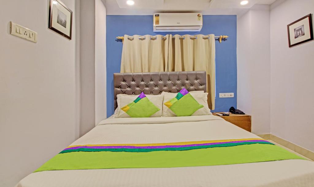 Postel nebo postele na pokoji v ubytování Hotel Royal Crowne near Kolkata Airport