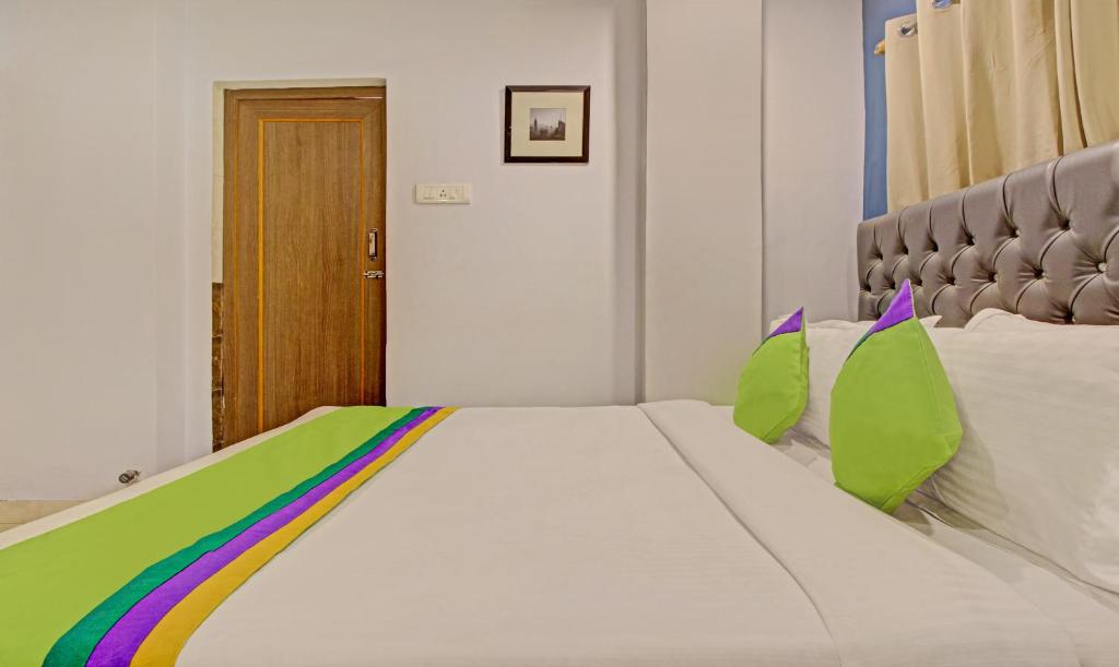 Postel nebo postele na pokoji v ubytování Hotel Royal Crowne near Kolkata Airport