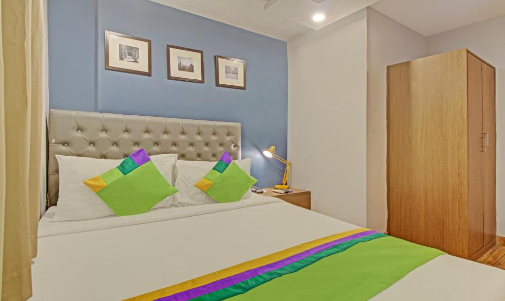 Postel nebo postele na pokoji v ubytování Hotel Royal Crowne near Kolkata Airport