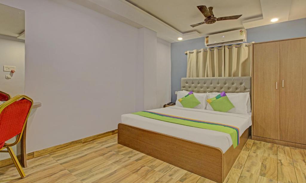 Postel nebo postele na pokoji v ubytování Hotel Royal Crowne near Kolkata Airport