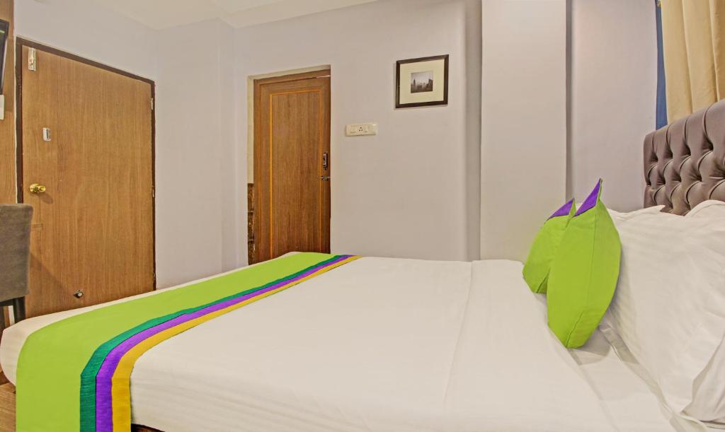 Postel nebo postele na pokoji v ubytování Hotel Royal Crowne near Kolkata Airport