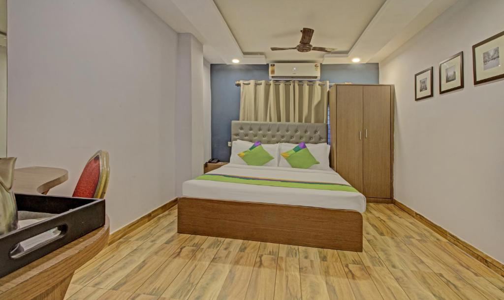 Postel nebo postele na pokoji v ubytování Hotel Royal Crowne near Kolkata Airport