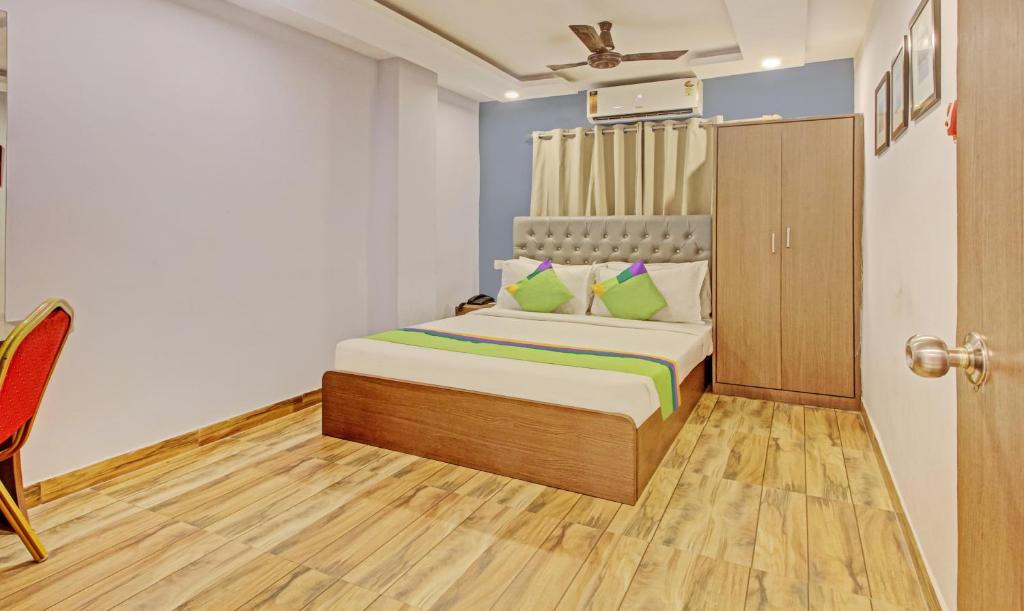 Postel nebo postele na pokoji v ubytování Hotel Royal Crowne near Kolkata Airport